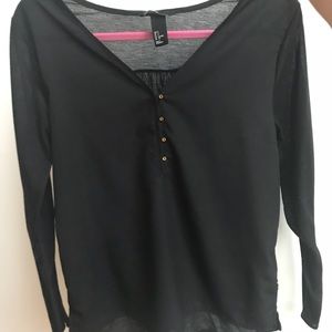 Long-sleeve black v-neck shirt